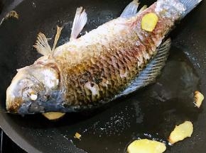 翻面继续煎成金黄色
