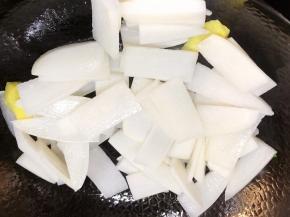加入白萝卜翻炒片刻