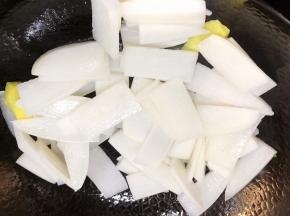 加入白萝卜翻炒片刻
