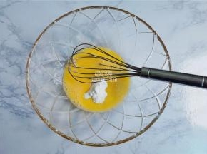 把鸡蛋磕入碗中打散，接着倒入糖粉和蜂蜜用打蛋器充分搅拌。