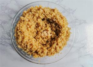 首先提前把藜麦煮软，煮熟，大约时间10-15分钟，晾凉备用。