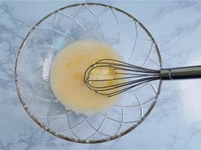 再倒入牛奶和玉米油，继续用打蛋器搅拌均匀。