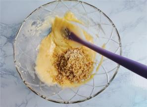 煮好的藜麦里取50克，倒入面糊中翻拌均匀，装入裱花袋中。