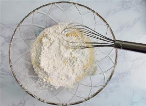 把低筋面粉和泡打粉混合一起，筛入液体中，用刮刀翻拌均匀，无干粉，无颗粒。