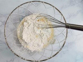 把低筋面粉和泡打粉混合一起，筛入液体中，用刮刀翻拌均匀，无干粉，无颗粒。