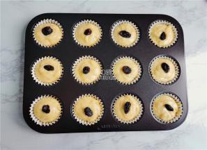 再继续把挤入面糊满杯，把果脯放入点缀。