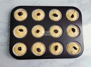 再继续把挤入面糊满杯，把果脯放入点缀。