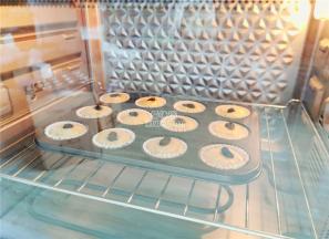 烤箱180度预热，把模具放入中层，烤制25分钟，晾凉就可食用。