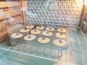 烤箱180度预热，把模具放入中层，烤制25分钟，晾凉就可食用。