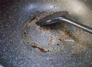 首先提起熬制好葱油，用葱油炒制的胡萝卜特别好吃，热锅倒入葱油升温。