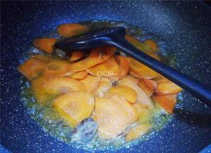 取少量的清水倒入锅中，开大火煮制，把胡萝卜煮软。