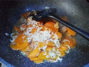 收汁前，撒入适量虾皮，翻炒片刻，即可出锅装盘食用了。