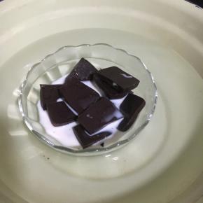 以上配方适用于学厨28 cm金色正方形不占烤盘模具一份用量！ 
巧克力加10克的牛奶混合，隔水加热至融化备用