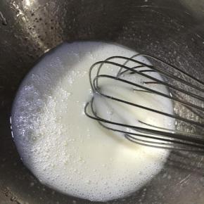 牛奶和色拉油混合搅拌稍浓稠状。