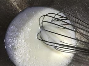 牛奶和色拉油混合搅拌稍浓稠状。