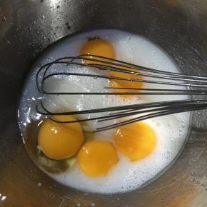 加入一个全蛋和4个蛋黄，搅拌均匀。