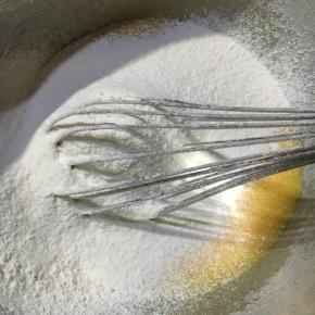 再筛入低粉和可可粉，拌匀。