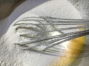 再筛入低粉和可可粉，拌匀。