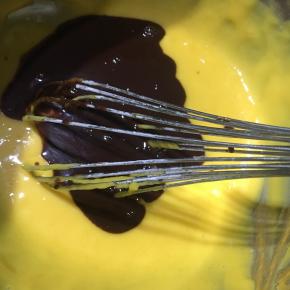 倒入隔化好的巧克力，与蛋黄糊拌匀