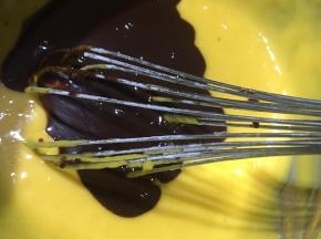 倒入隔化好的巧克力，与蛋黄糊拌匀