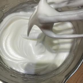 蛋清分三次加入白砂糖用电动打蛋器低速打发至小尖角的状态。