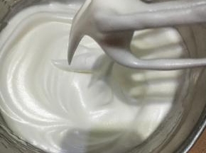 蛋清分三次加入白砂糖用电动打蛋器低速打发至小尖角的状态。