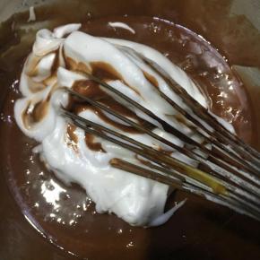 拌匀的可可糊再倒入剩下的2/3的蛋清中，翻拌匀（这里是翻拌