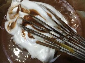 拌匀的可可糊再倒入剩下的2/3的蛋清中，翻拌匀（这里是翻拌