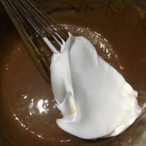 取1/3打发好的蛋清加入可可面糊中拌匀。