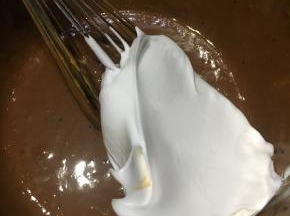 取1/3打发好的蛋清加入可可面糊中拌匀。