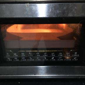 倒入学厨不沾烤盘，刮板刮匀表面。（烤盘可垫一层油纸或油布，方便清洗）放入东菱烤箱中下层，上下火150度预热3分钟，烘烤25分钟，