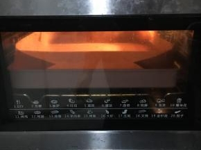 倒入学厨不沾烤盘，刮板刮匀表面。（烤盘可垫一层油纸或油布，方便清洗）放入东菱烤箱中下层，上下火150度预热3分钟，烘烤25分钟，