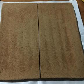 烘烤结束后取出倒扣在网架上可乘热撕去油纸即可。