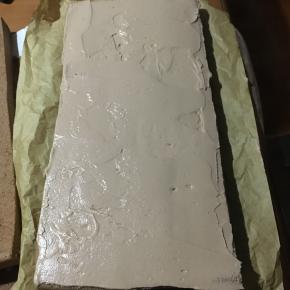 淡奶油加入白砂糖可可粉打发，分层给蛋糕胚抹面。