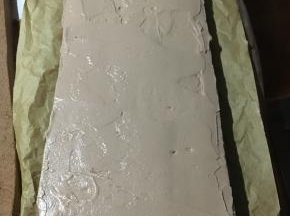 淡奶油加入白砂糖可可粉打发，分层给蛋糕胚抹面。