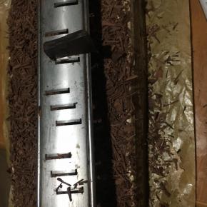 抹好的蛋糕表面削上部分巧克力碎屑装饰即可。