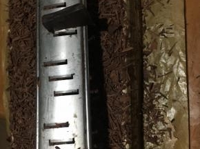 抹好的蛋糕表面削上部分巧克力碎屑装饰即可。