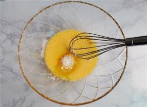 提前把藜麦煮熟备用，备一个料理盆磕入2个鸡蛋打散，把白砂糖倒入搅拌融化。