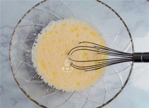 接着倒入玉米油和牛奶充分搅拌乳化。