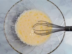 接着倒入玉米油和牛奶充分搅拌乳化。