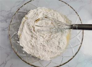 筛入糯米粉和泡打粉，跟液体均匀搅拌，无干粉，无颗粒即可。