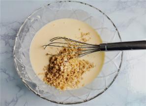 最后倒入煮熟的藜麦在混合好的糯米粉面糊中，混合均匀。