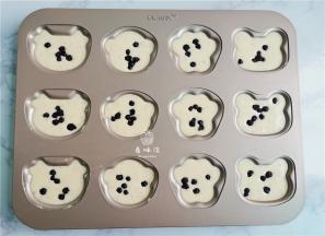 备一个学厨的不粘模具，把混合好的面糊倒入其中，再放上点蓝莓干，中和下口感。