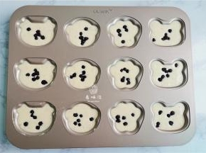 备一个学厨的不粘模具，把混合好的面糊倒入其中，再放上点蓝莓干，中和下口感。