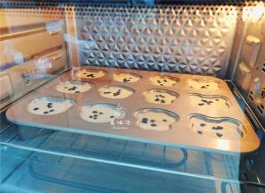 烤箱预热到180度，把烤盘放入中层，烤制30分钟，晾凉可食用了。