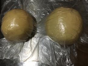 以上食材适合学厨金色12连不粘乌比派模具2份的用量.
油皮和油酥材料各自混合。