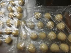 混合好光滑不沾的油皮，油酥。静至10分钟！