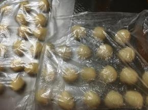 混合好光滑不沾的油皮，油酥。静至10分钟！