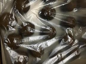 这时把馅包起来！500克咸馅料分成20个，每一个包住一个蛋黄。搓圆！