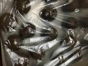 这时把馅包起来！500克咸馅料分成20个，每一个包住一个蛋黄。搓圆！